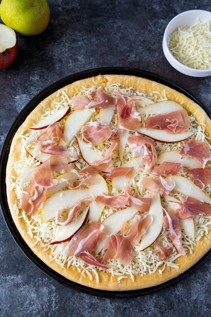 pear and prosciutto pizza 
