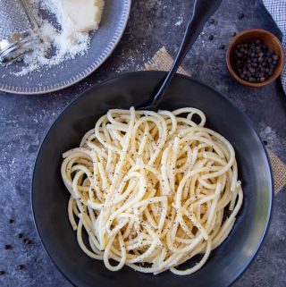 Cacio e Pepe pasta in a black bowl